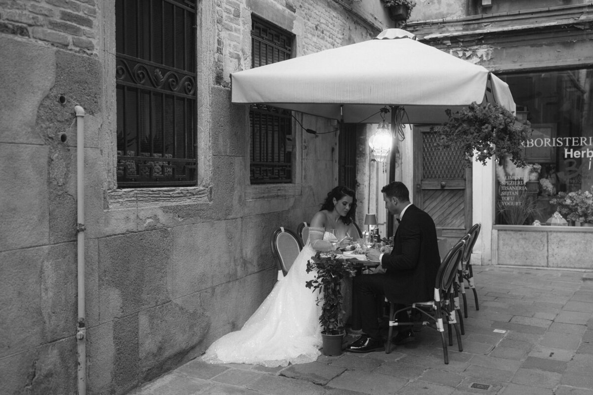 the_chaffins_international_destination_wedding_elopement_photographers_sammie_chaffin_micah_editorial_adventure_photos_travel_venice_italy_17