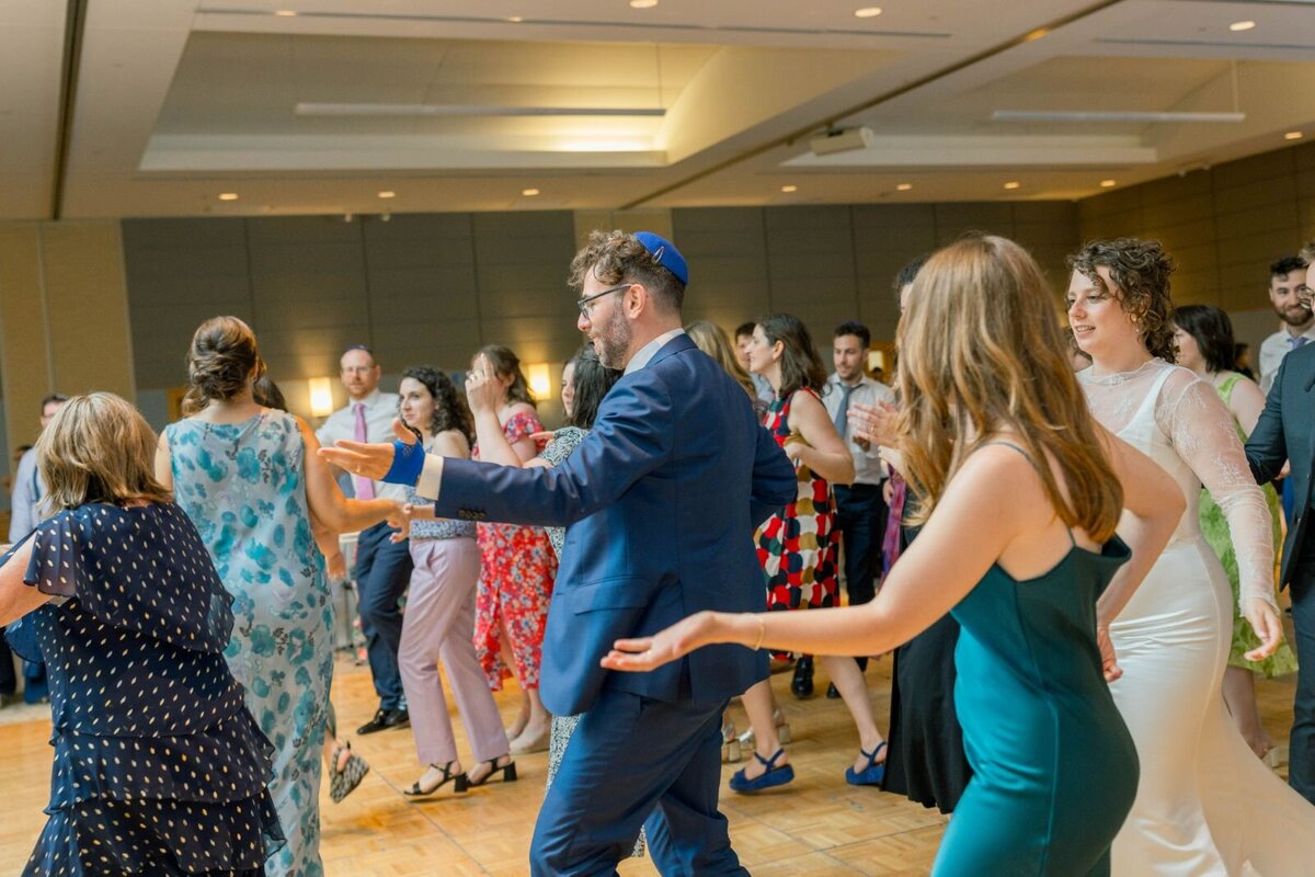 processed_ElianaMelmedPhotography_JewishWeddingPhotographer_ShulaNoah_Dancing-131