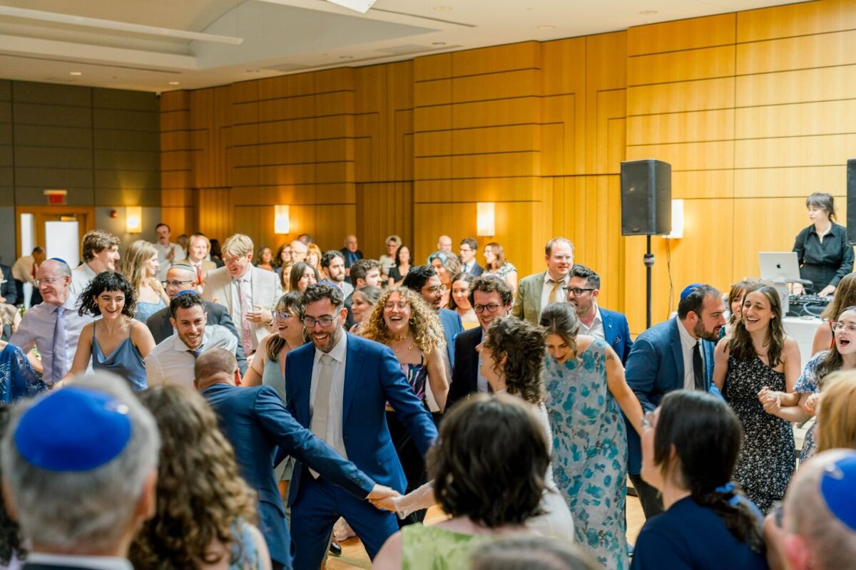 Eliana-Melmed-Photography-Chicago-LosAngeles-Jewish-WeddingPhotography-ShulaNoah-Simcha-Dancing-00170