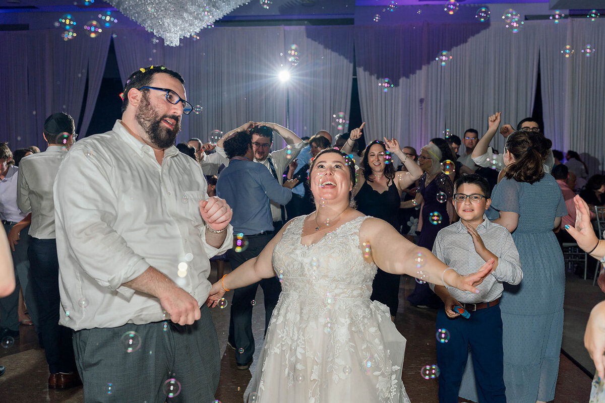 Eliana-Melmed-Photography-Chicago-LosAngeles-Jewish-WeddingPhotography-ElianaSklar-DanceFloor-00305