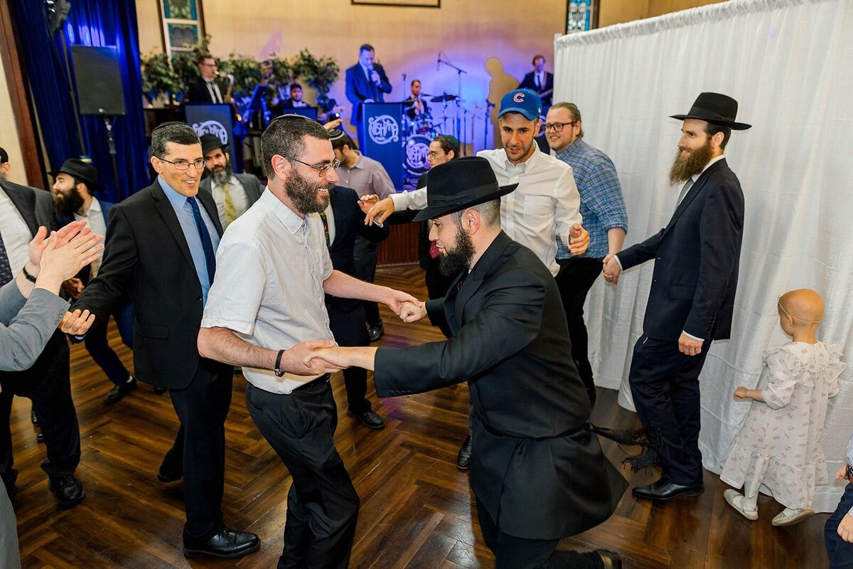Eliana-Melmed-Photography-Chicago-LosAngeles-Jewish-WeddingPhotographer-CarmiKalman-MensDancing-00014