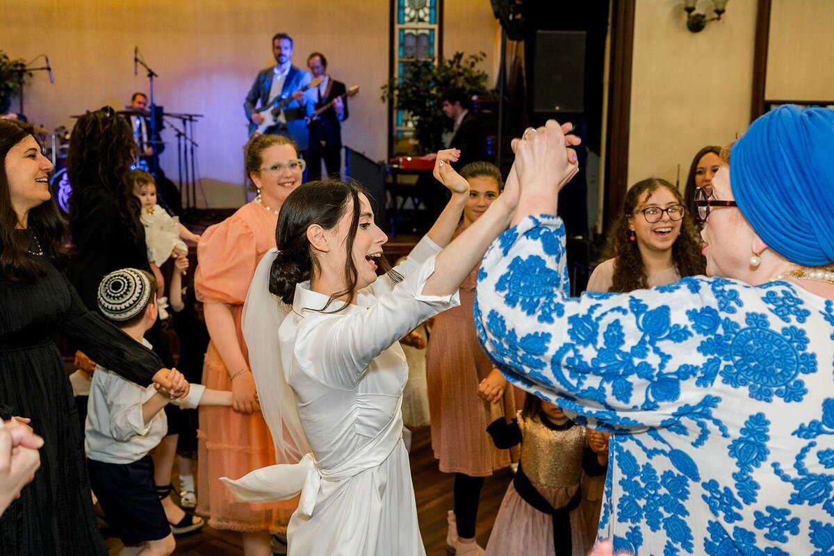 Eliana-Melmed-Photography-Chicago-LosAngeles-Jewish-WeddingPhotographer-CarmiKalman-WomensDancing-00058