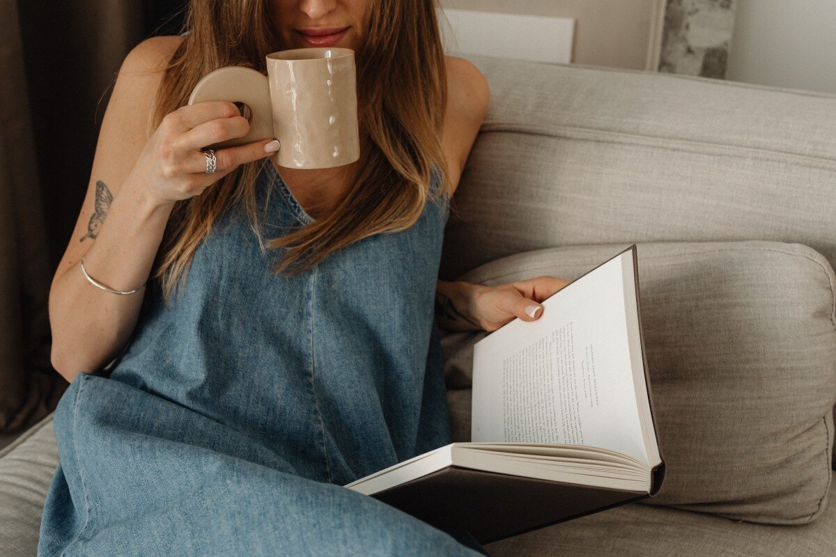 kaboompics_book-reading-coffee-32259