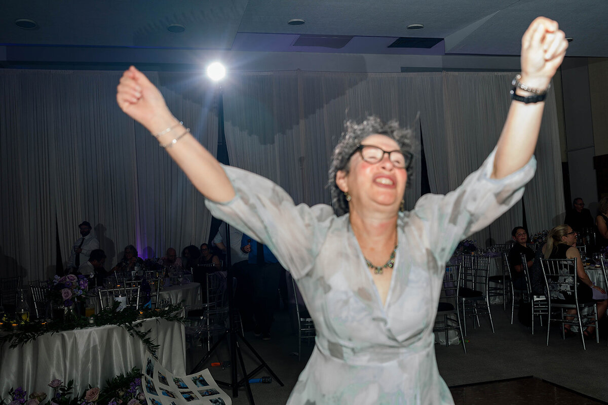Eliana-Melmed-Photography-Chicago-LosAngeles-Jewish-WeddingPhotography-ElianaSklar-DanceFloor-00339