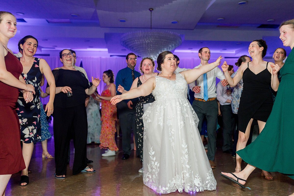 Eliana-Melmed-Photography-Chicago-LosAngeles-Jewish-WeddingPhotography-ElianaSklar-DanceFloor-00114