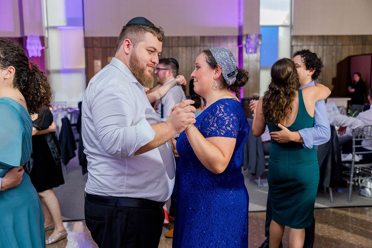 Eliana-Melmed-Photography-Chicago-LosAngeles-Jewish-WeddingPhotography-ElianaSklar-DanceFloor-00097