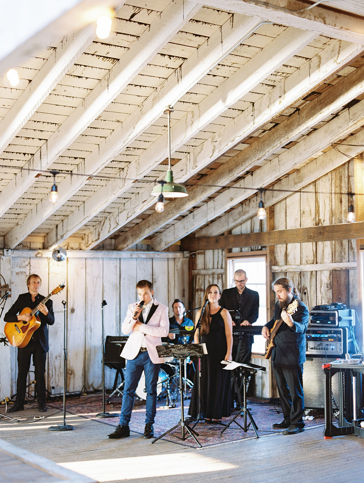 Band in a barn wedding reception © Bonnie Sen Photography