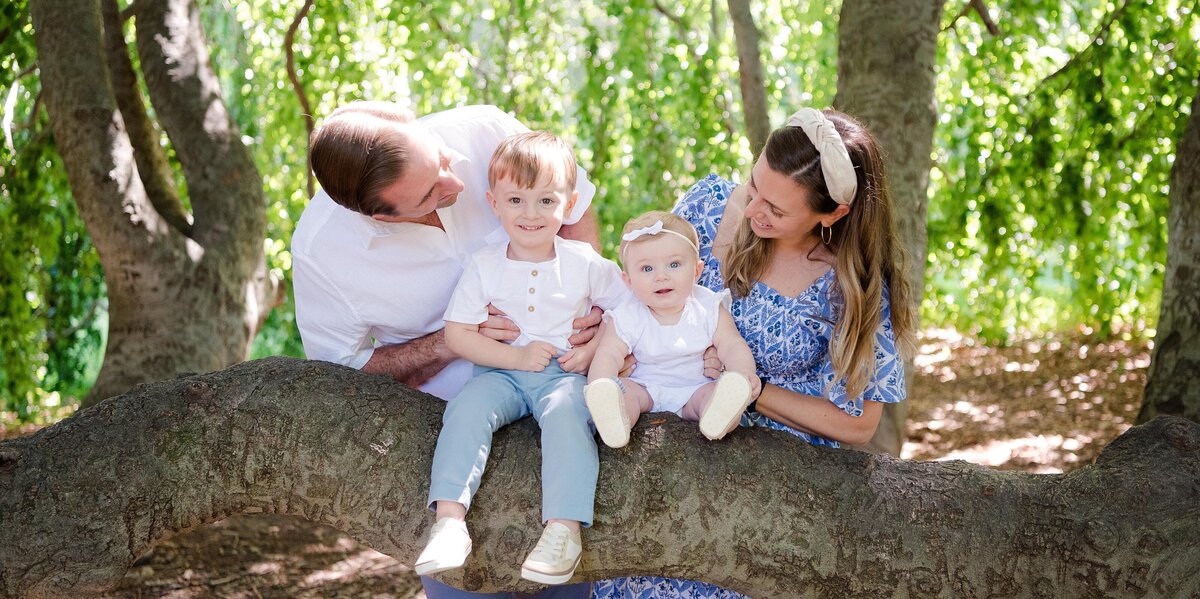 14_family-session-under-a-willow-tree