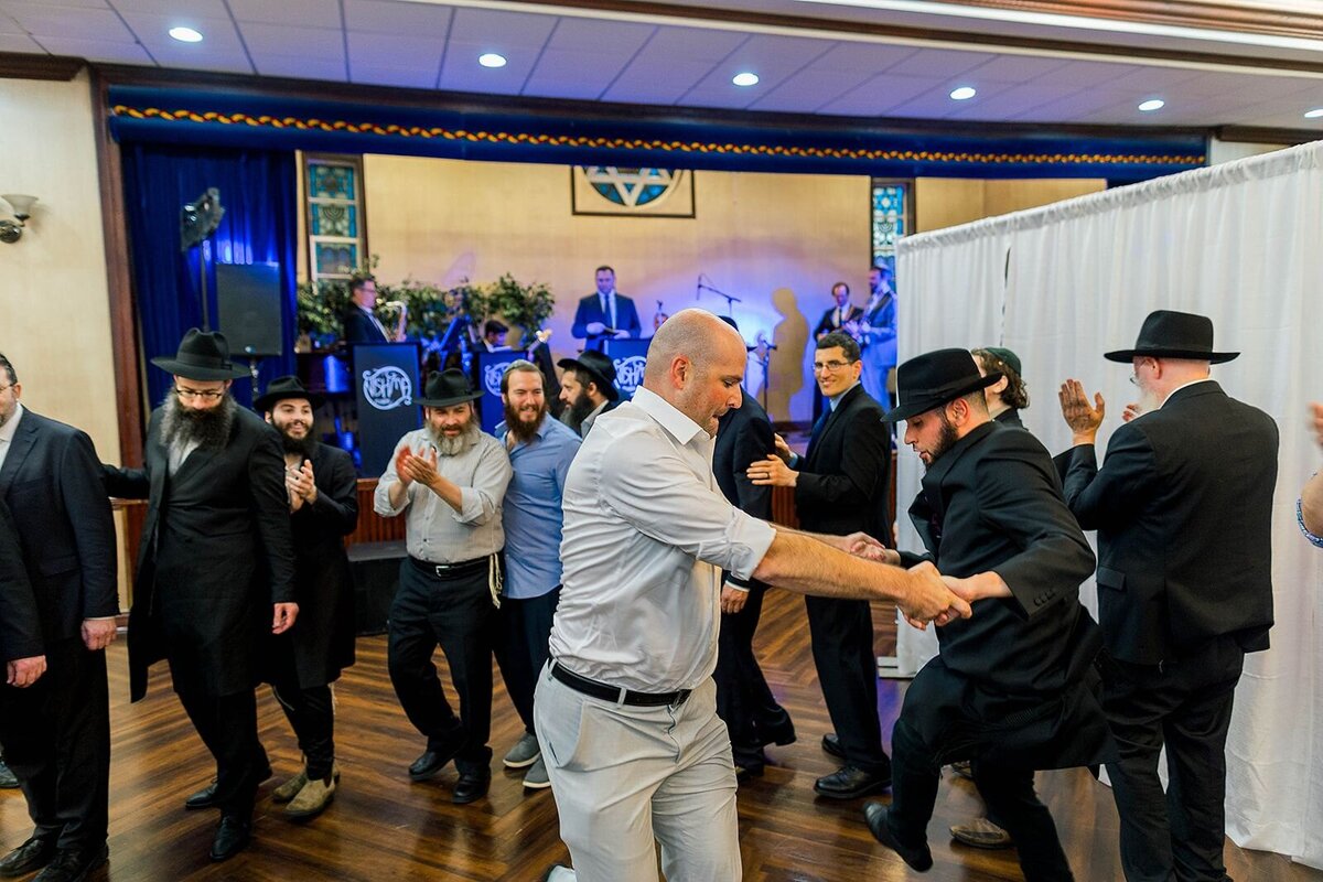 Eliana-Melmed-Photography-Chicago-LosAngeles-Jewish-WeddingPhotographer-CarmiKalman-MensDancing-00089