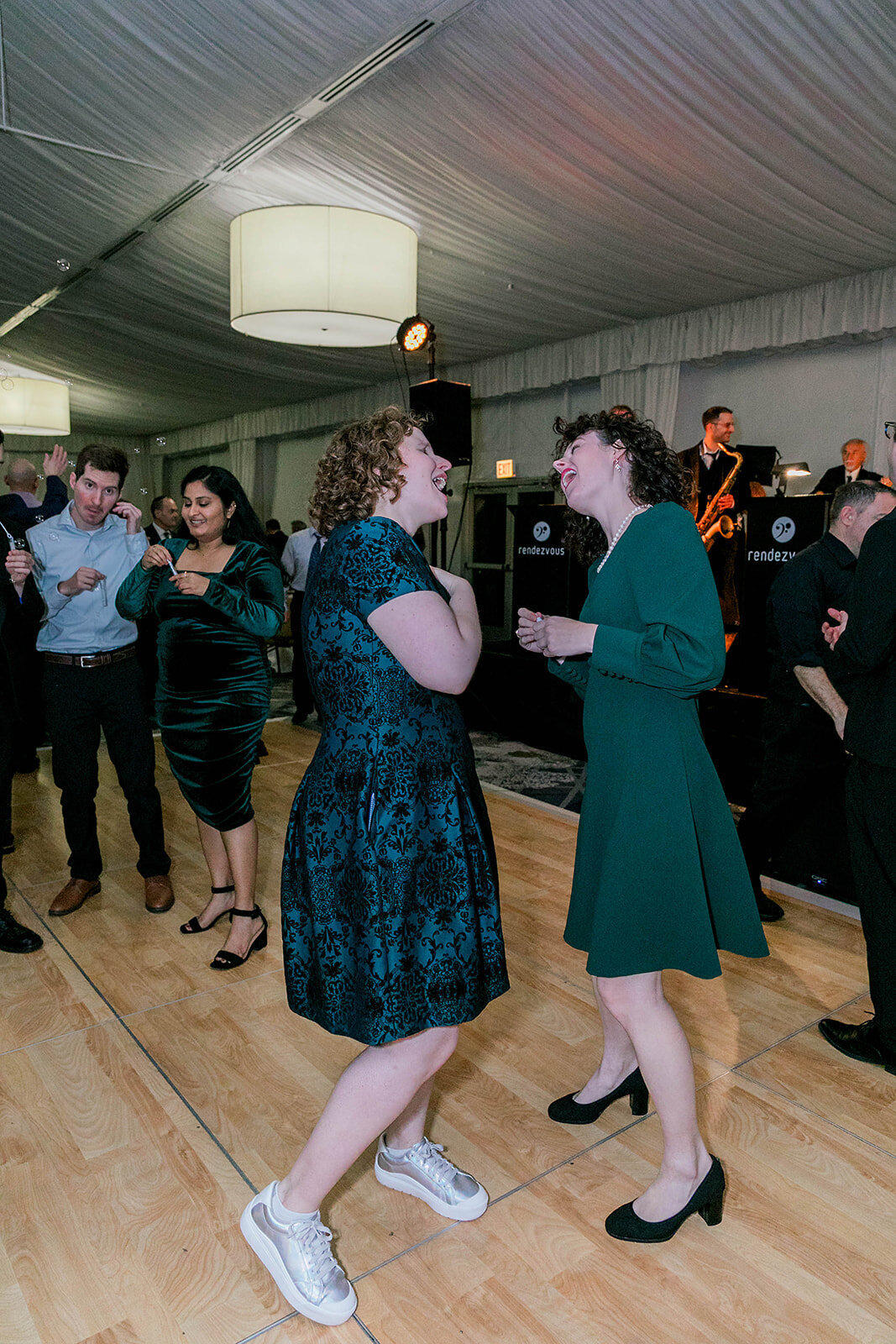 Eliana-Melmed-Photography-Chicago-LosAngeles-Jewish-WeddingPhotography-Dancefloor-00151