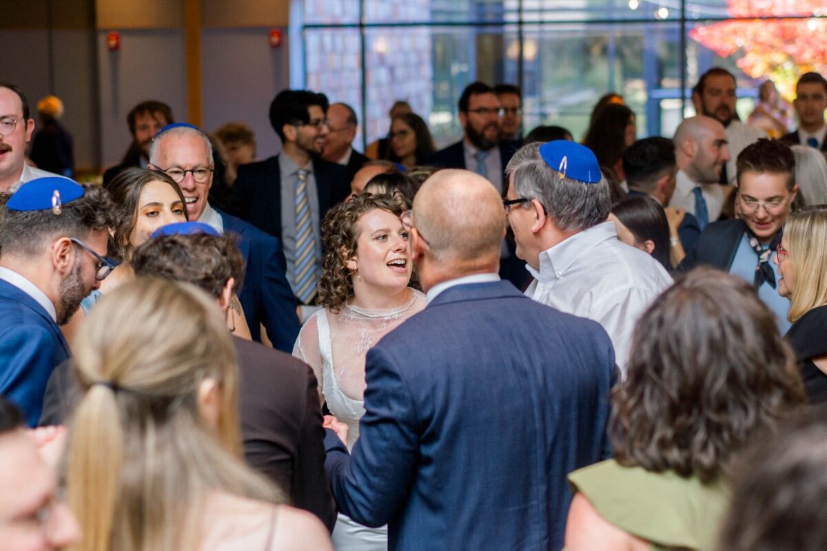 Eliana-Melmed-Photography-Chicago-LosAngeles-Jewish-WeddingPhotography-ShulaNoah-Simcha-Dancing-00110