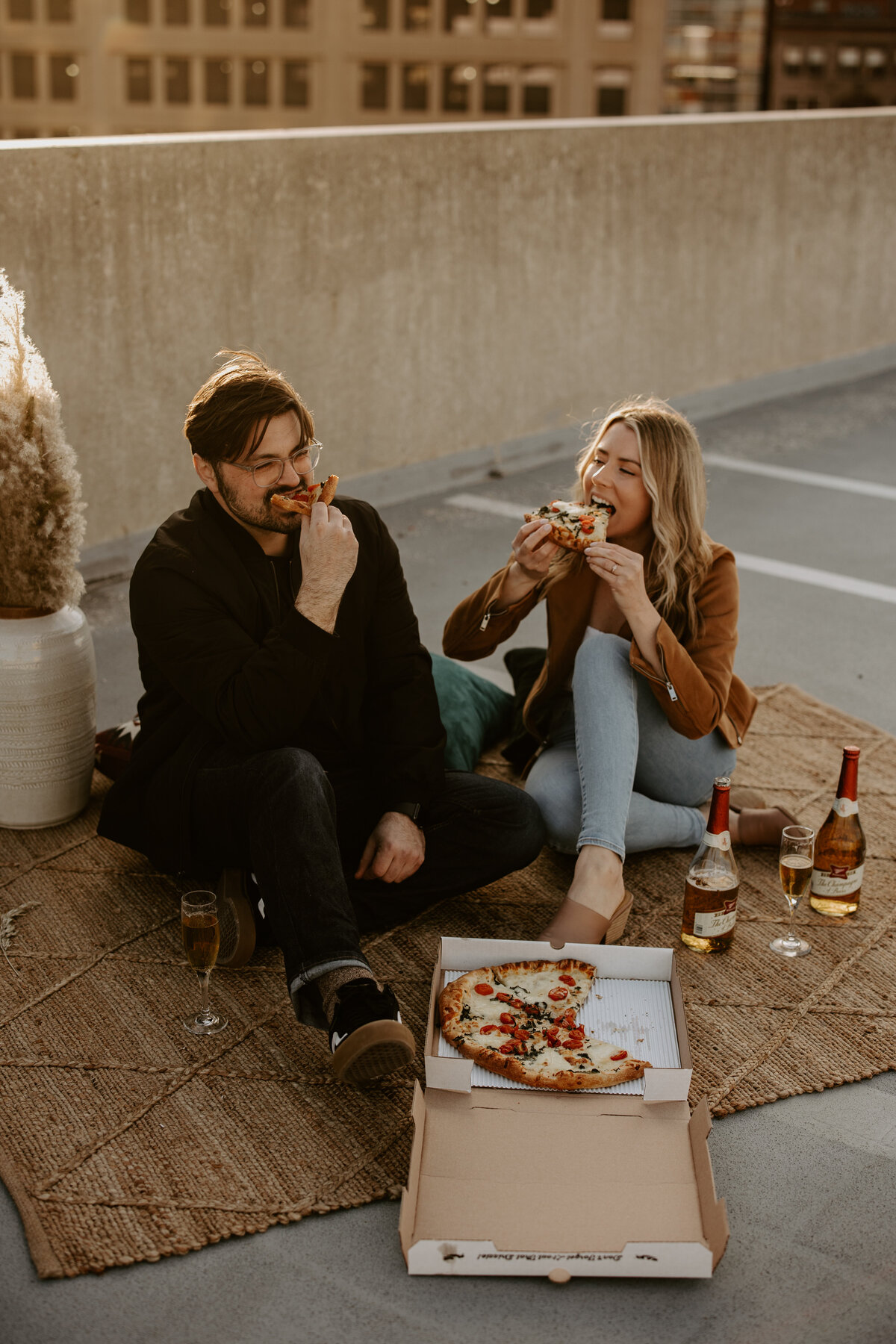 Downtown-Detroit-rooftop-pie-sci-pizza-couples-photoshoot-engagement-photos-12