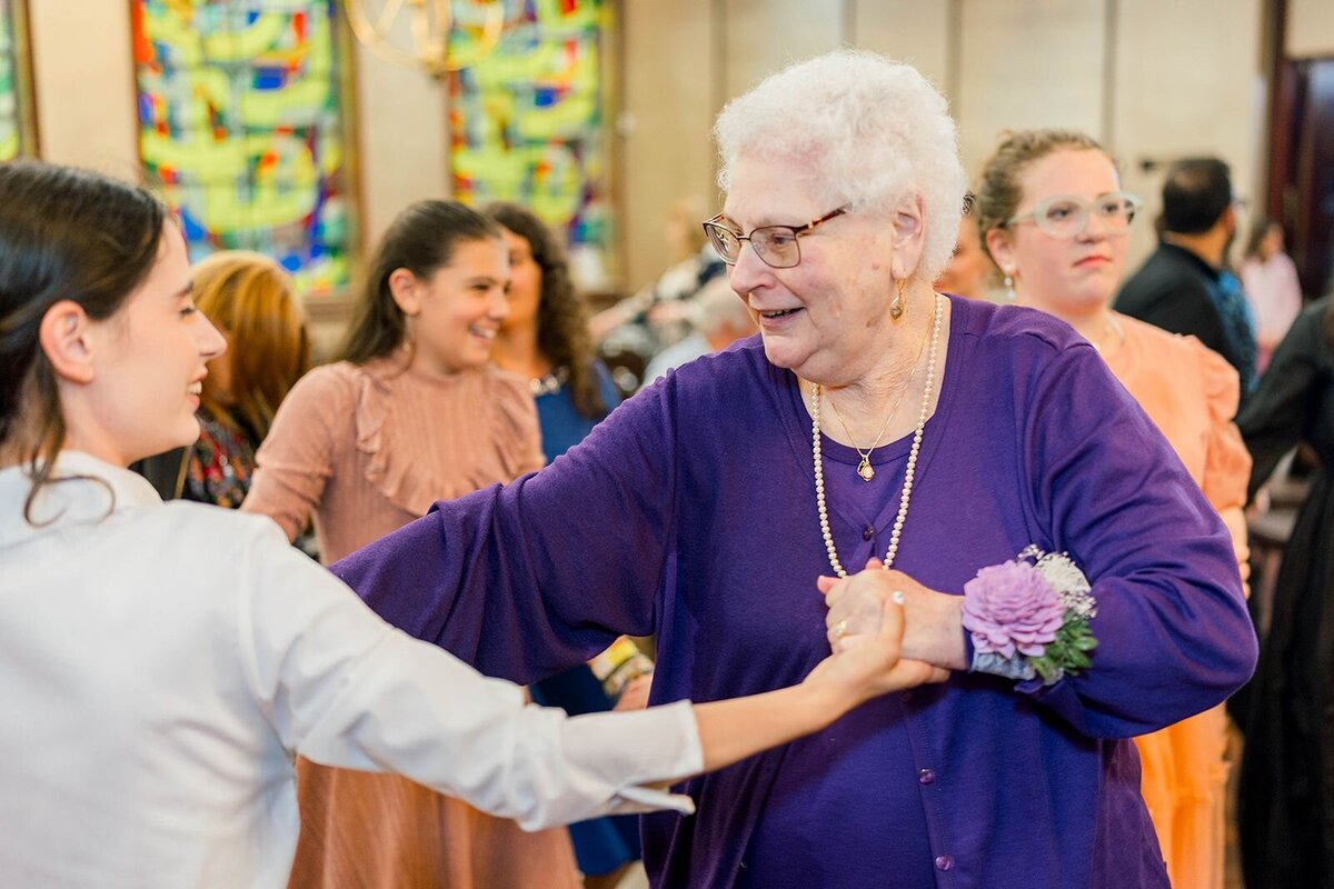 Eliana-Melmed-Photography-Chicago-LosAngeles-Jewish-WeddingPhotographer-CarmiKalman-WomensDancing-00077