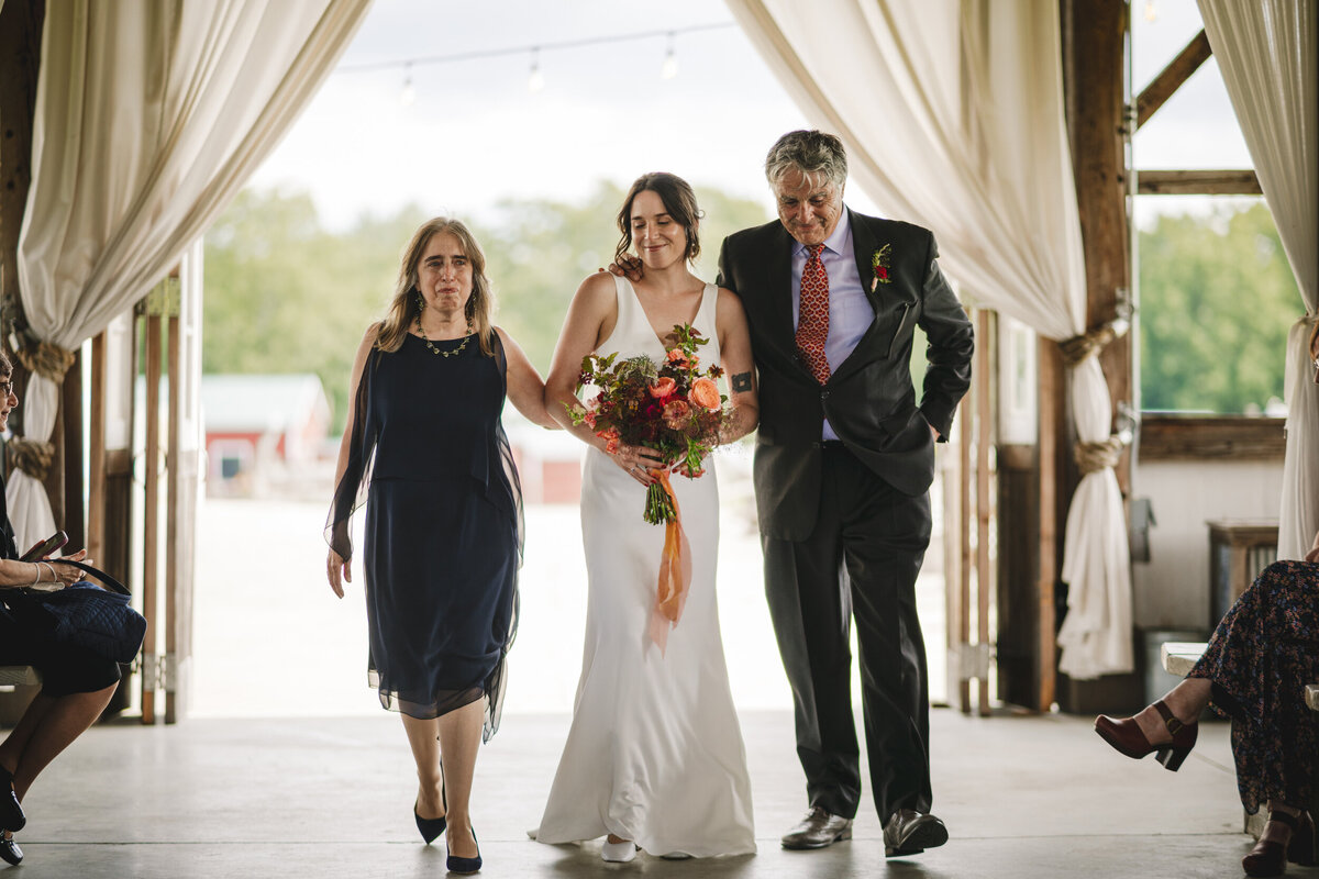 Witness the magic of this breathtaking moment at the Valley View Farm Wedding, skillfully captured by photographer Matthew Cavanaugh.