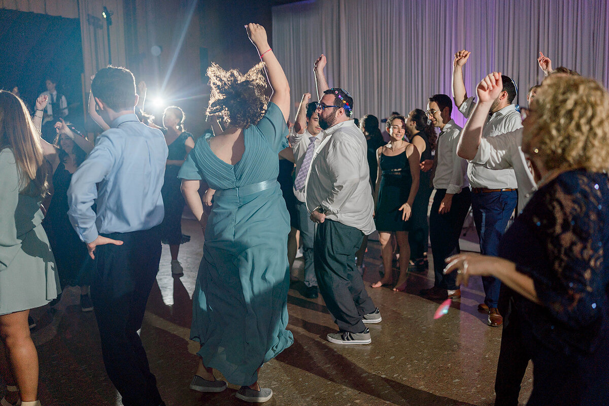 Eliana-Melmed-Photography-Chicago-LosAngeles-Jewish-WeddingPhotography-ElianaSklar-DanceFloor-00365