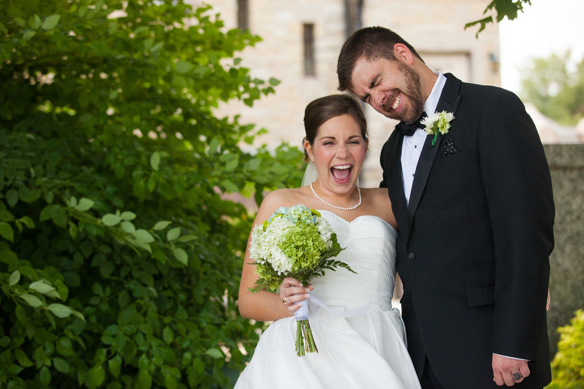 immediately after married, these two laughed like crazy on their wedding day