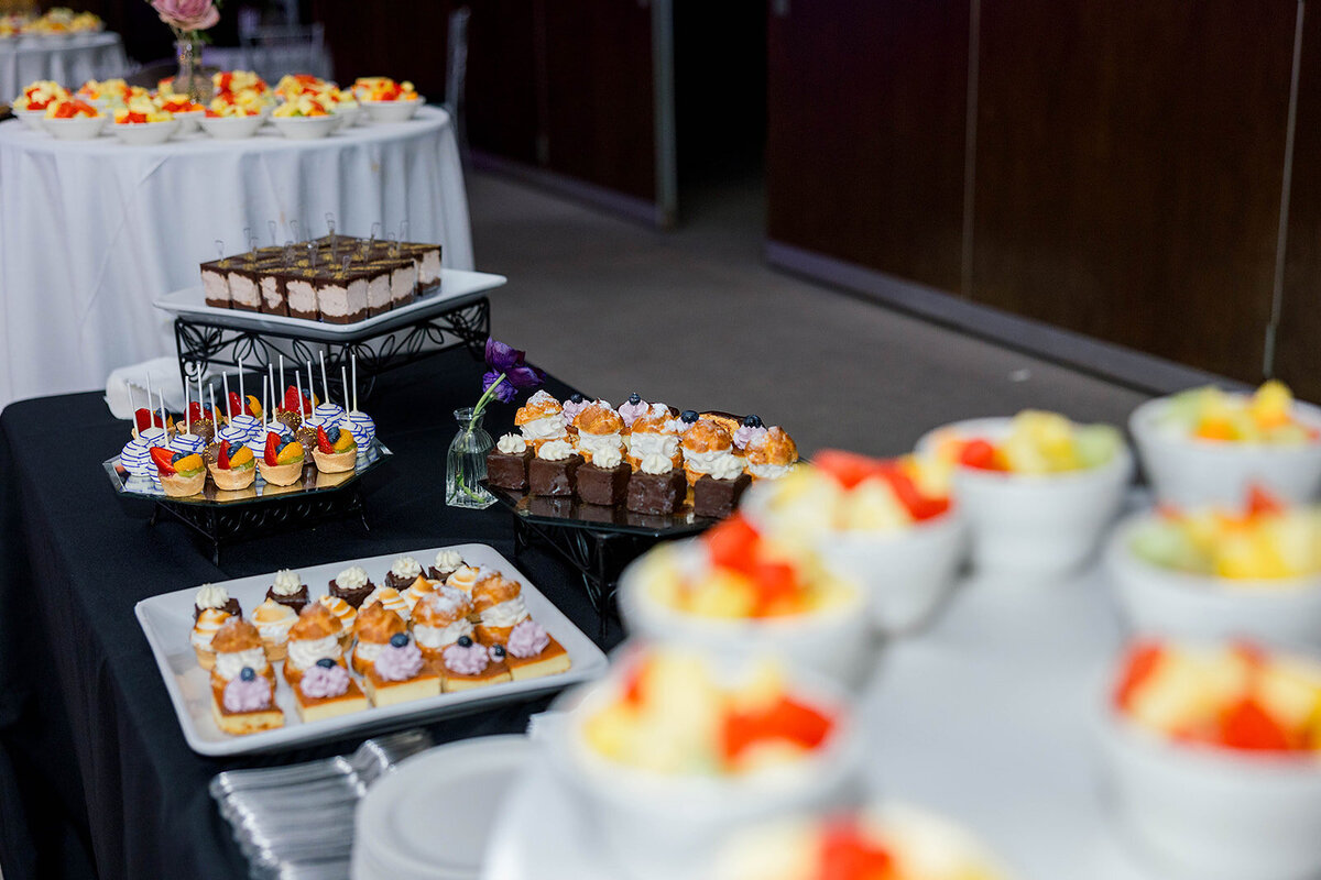 Eliana-Melmed-Photography-Chicago-LosAngeles-Jewish-WeddingPhotography-ElianaSklar-DanceFloor-00289