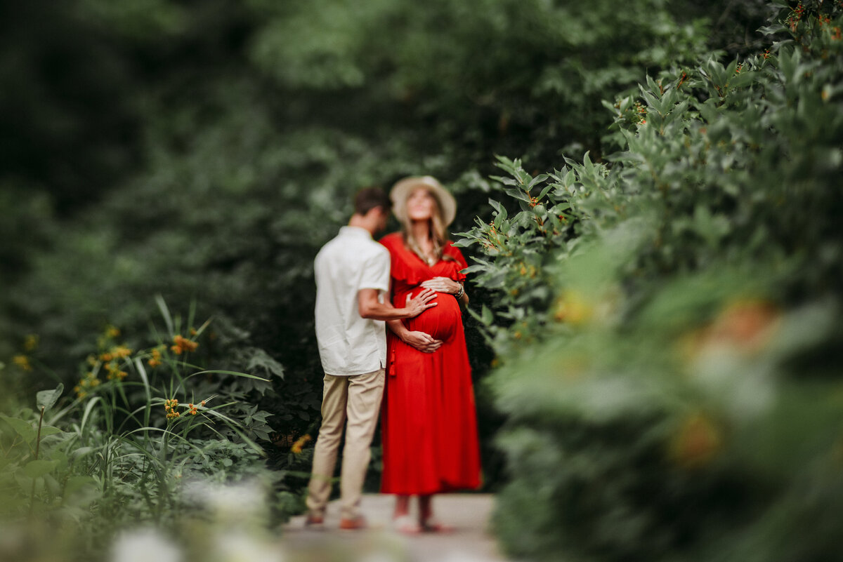 Experience sun-kissed serenity with outdoor maternity portraits in Minneapolis. Shannon Kathleen Photography bathes your pregnancy journey in the warmth of natural light.