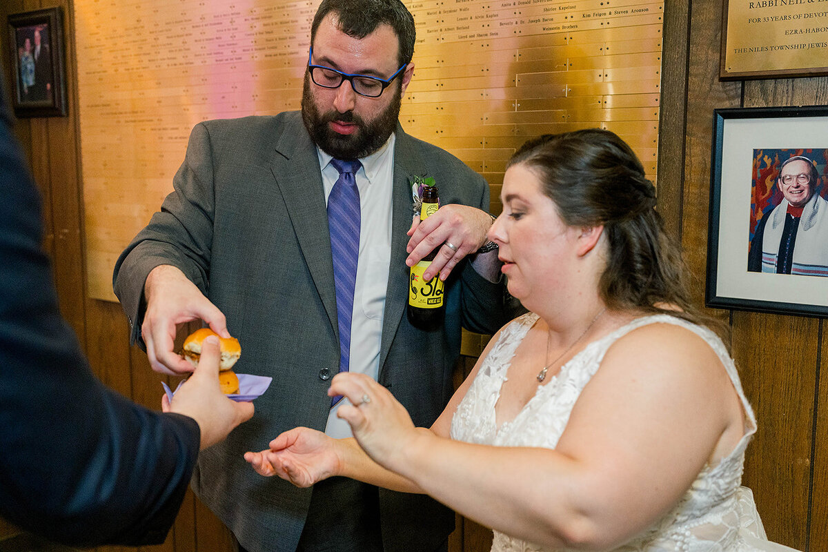 Eliana-Melmed-Photography-Chicago-LosAngeles-Jewish-WeddingPhotography-ElianaSklar-CocktailHour-00072