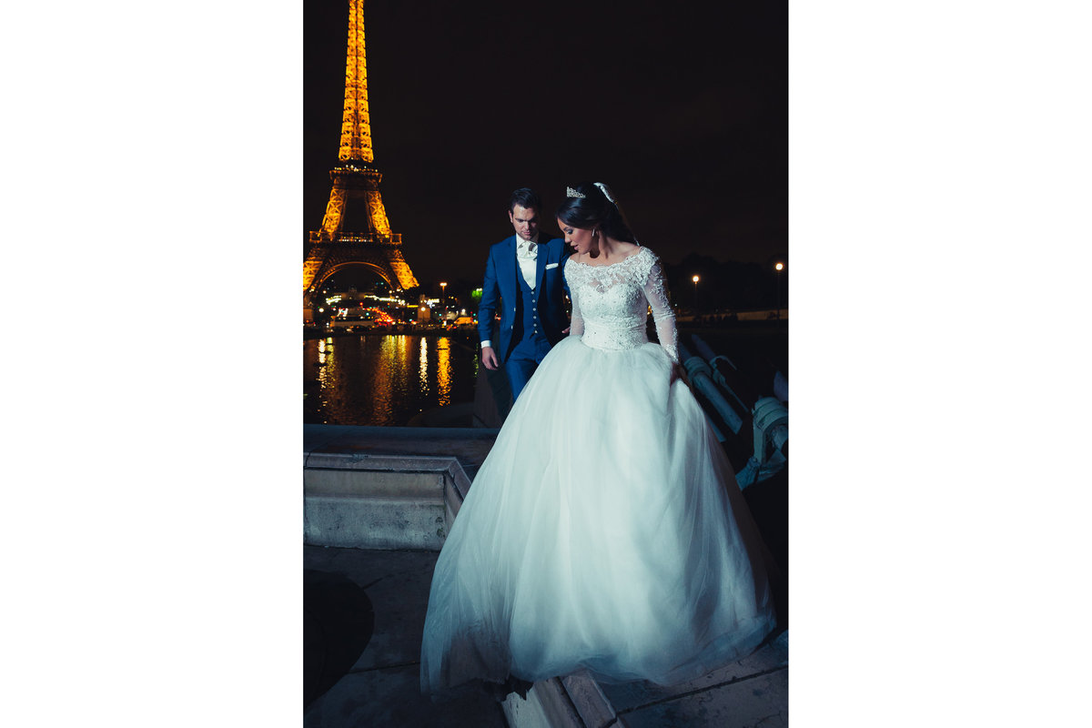 Een after wedding shoot bij de Eiffeltoren in Parijs. In de avond ziet de toren er mooi verlicht uit. Copyright Nanda Zee-Fritse | FOTOZEE