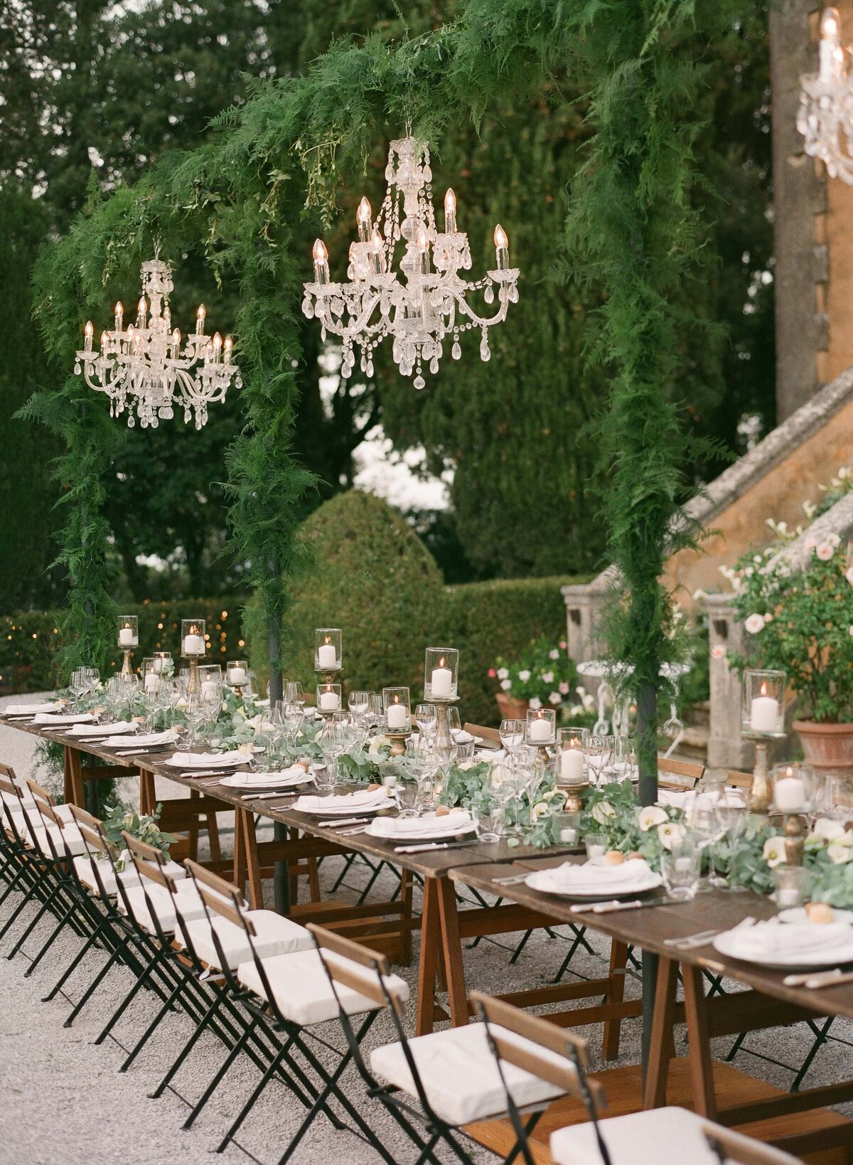 44-Tuscany-wedding-Villa-di-Ulignano-dinner-setting-Alexandra-Vonk-photography