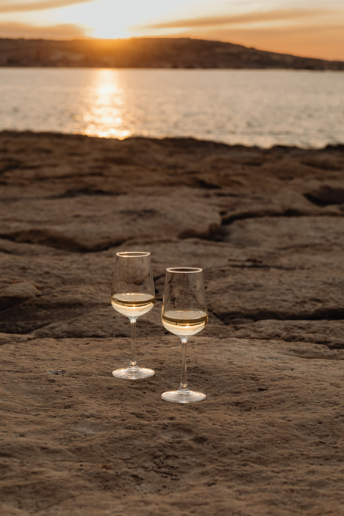 kaboompics_coastal-elegance-white-wine-on-the-rocky-shores-of-malta-30982