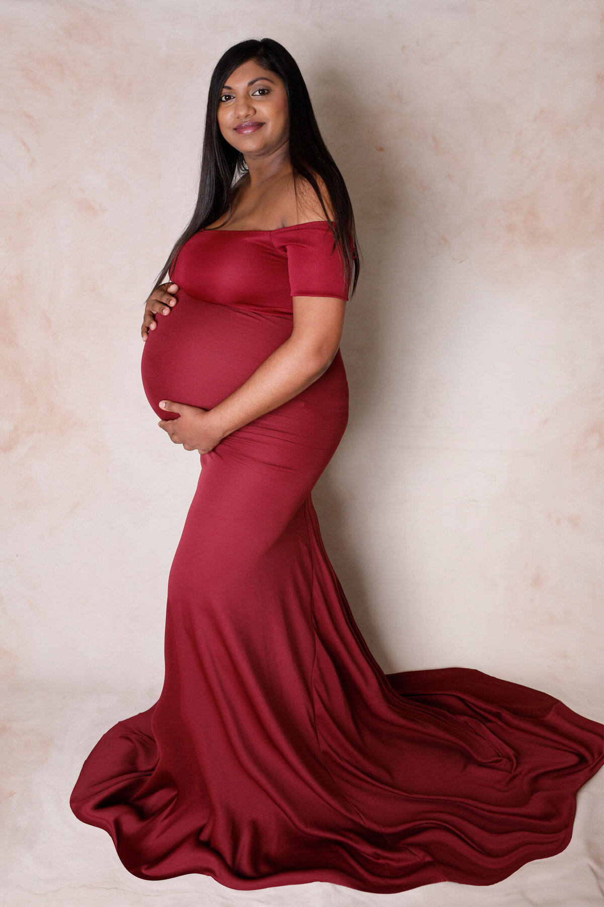 photoshoot-of-maternity-mommy-in-gown