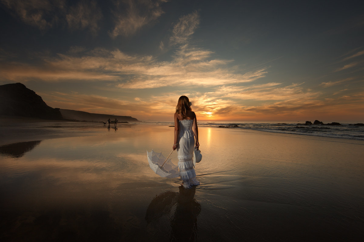 novia al atradecer, fotografia de boda, boda en destino playa de la pared Fuerteventura