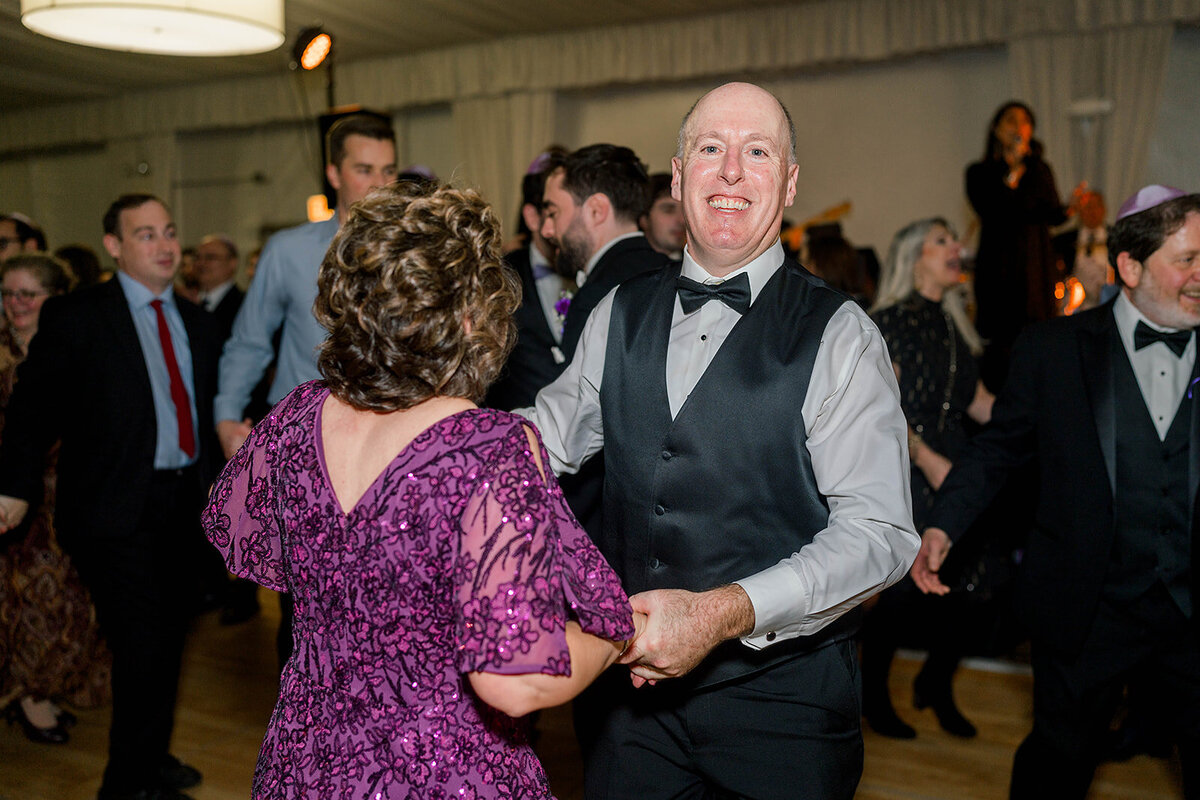 Eliana-Melmed-Photography-Chicago-LosAngeles-Jewish-WeddingPhotography-SimchaDancing-00194