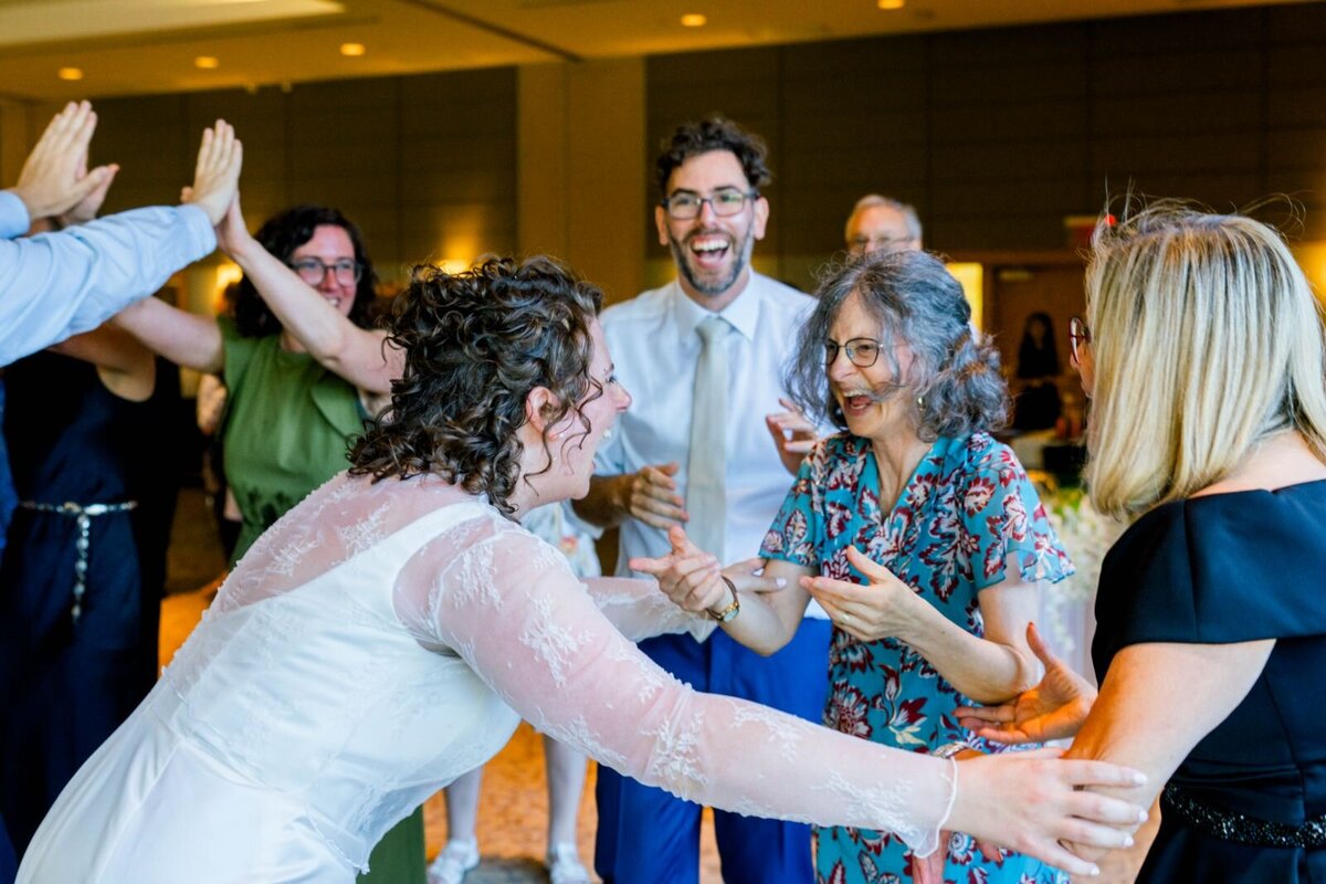 Eliana-Melmed-Photography-Chicago-LosAngeles-Jewish-WeddingPhotography-ShulaNoah-Simcha-Dancing-00033