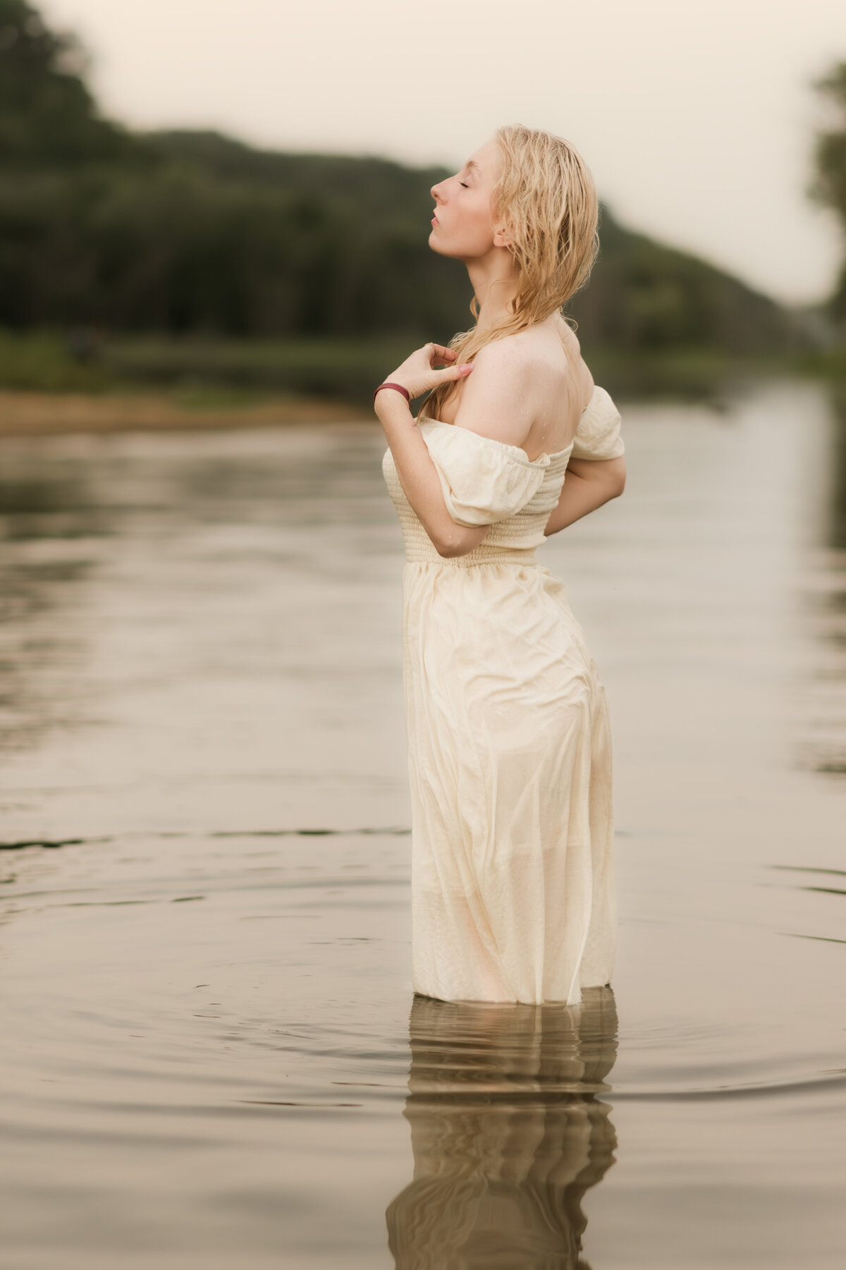 Craft riverfront radiance with Shannon Kathleen Photography's Minneapolis senior portraits in the embrace of natural beauty. Transform moments into captivating art. Book your session today.