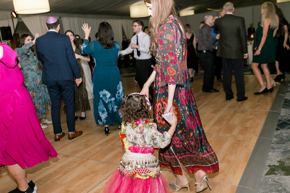 Eliana-Melmed-Photography-Chicago-LosAngeles-Jewish-WeddingPhotography-Dancefloor-00047