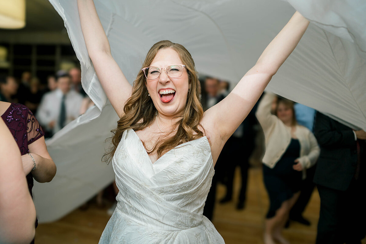 Eliana-Melmed-Photography-Chicago-LosAngeles-Jewish-WeddingPhotography-SimchaDancing-00014