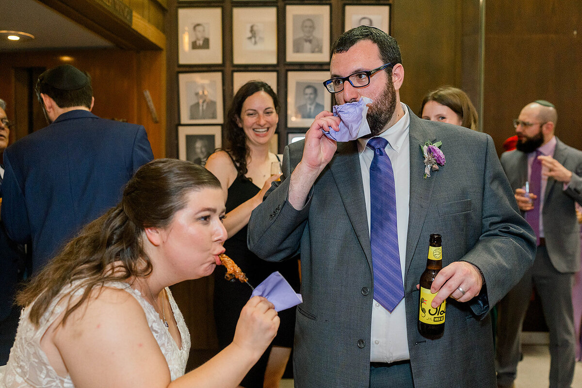 Eliana-Melmed-Photography-Chicago-LosAngeles-Jewish-WeddingPhotography-ElianaSklar-CocktailHour-00057