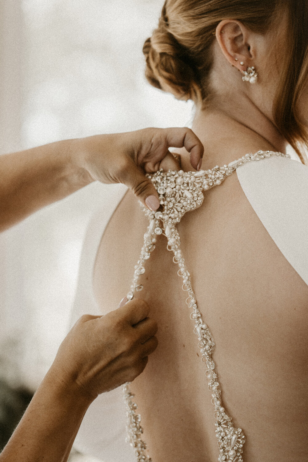 Bride-getting-ready-St.-Louis-Missouri-wedding-photographer
