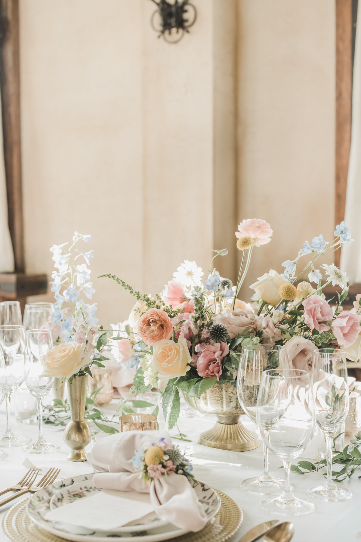 Wedding Photographer & Elopement Photographer Elegant floral tablescape
