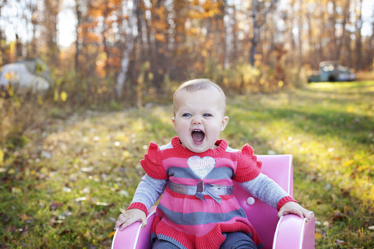 Little-girl-pink-chair-fall-portrait_Walker-Minnesota_Photographer_Studio-64-Minnesota