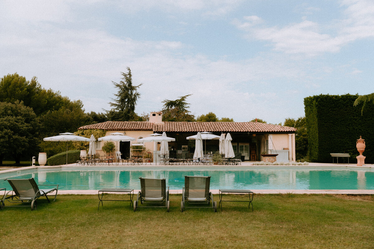 Vue de la piscine de la bastide d'Astres en Provence