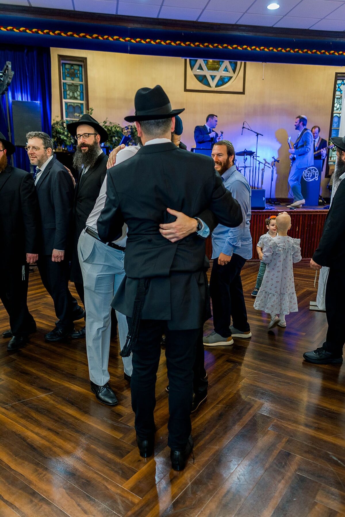 Eliana-Melmed-Photography-Chicago-LosAngeles-Jewish-WeddingPhotographer-CarmiKalman-MensDancing-00088