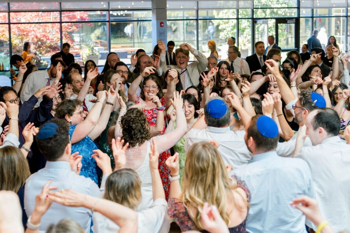 Eliana-Melmed-Photography-Chicago-LosAngeles-Jewish-WeddingPhotography-ShulaNoah-Simcha-Dancing-00059