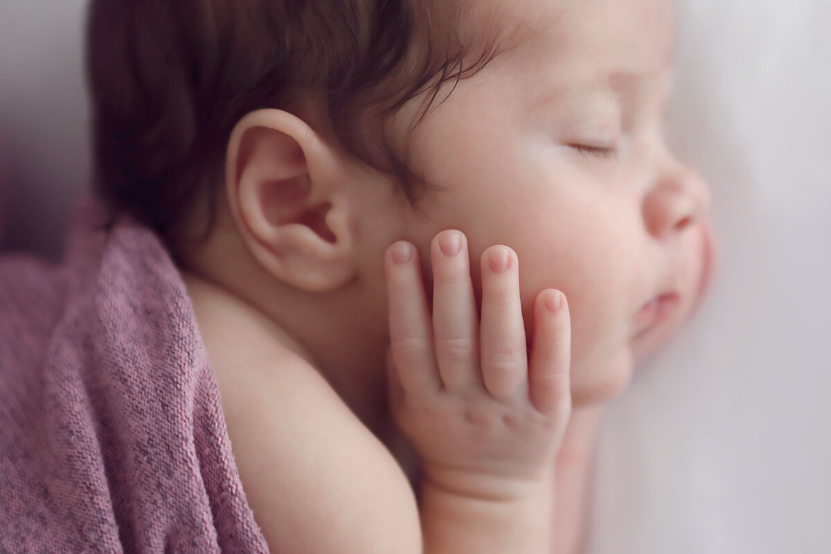 tiny-finger-on-infant-cheecks