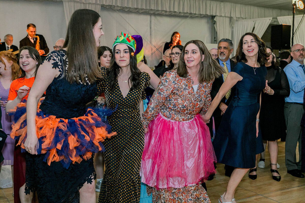 Eliana-Melmed-Photography-Chicago-LosAngeles-Jewish-WeddingPhotography-SimchaDancing-00093