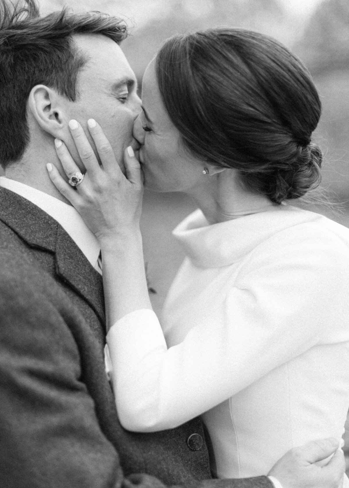 chloe-winstanley-wedding-oxford-gsp-kiss-engagement-ring