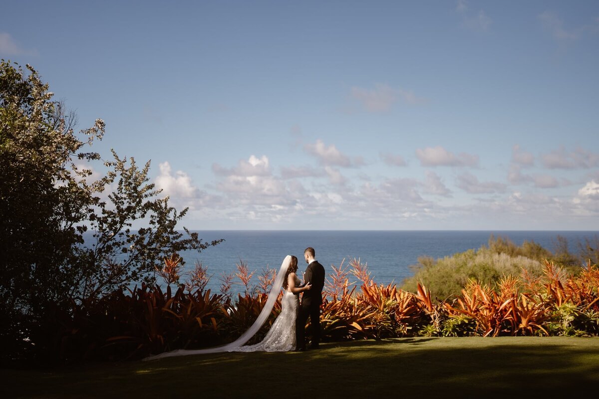 Hawaii elopement photography on a beach
