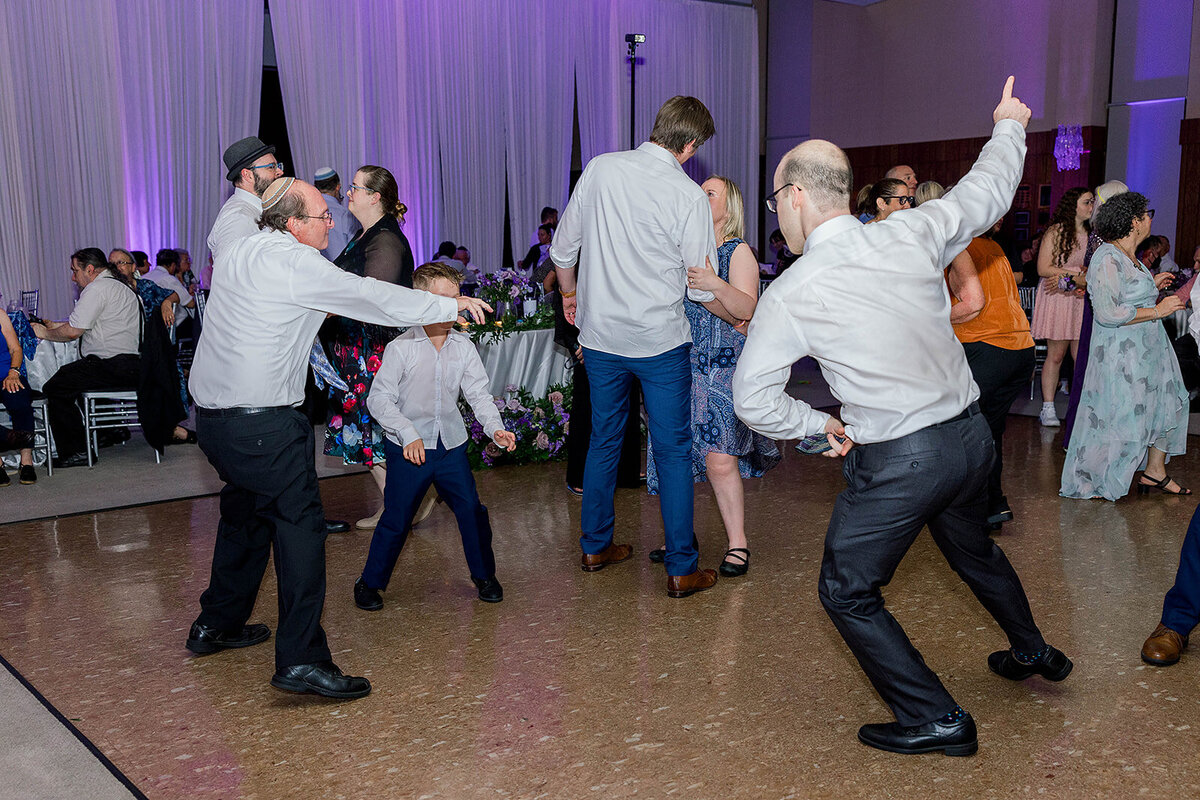 Eliana-Melmed-Photography-Chicago-LosAngeles-Jewish-WeddingPhotography-ElianaSklar-DanceFloor-00330
