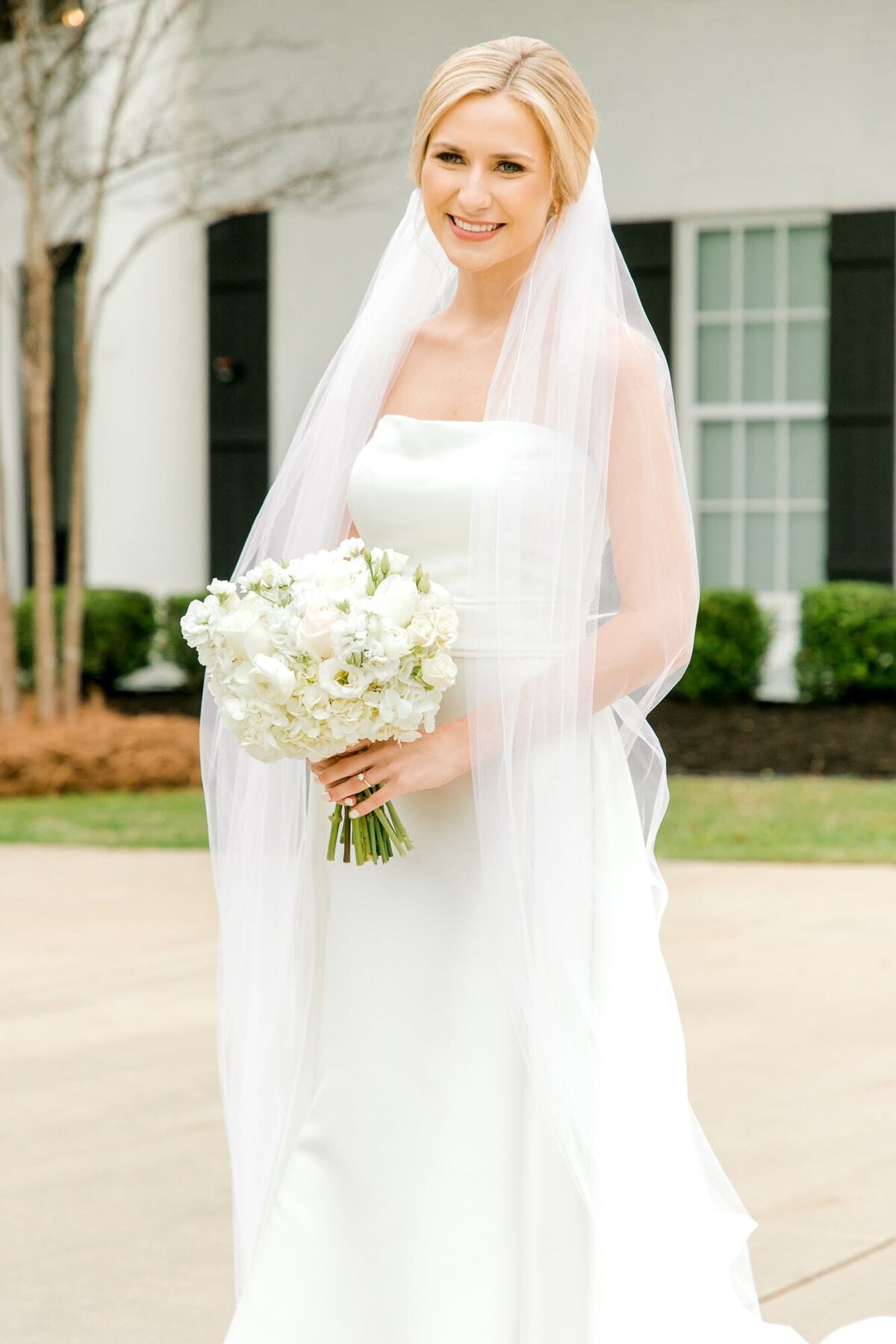 Mississippi bride with white bouquet