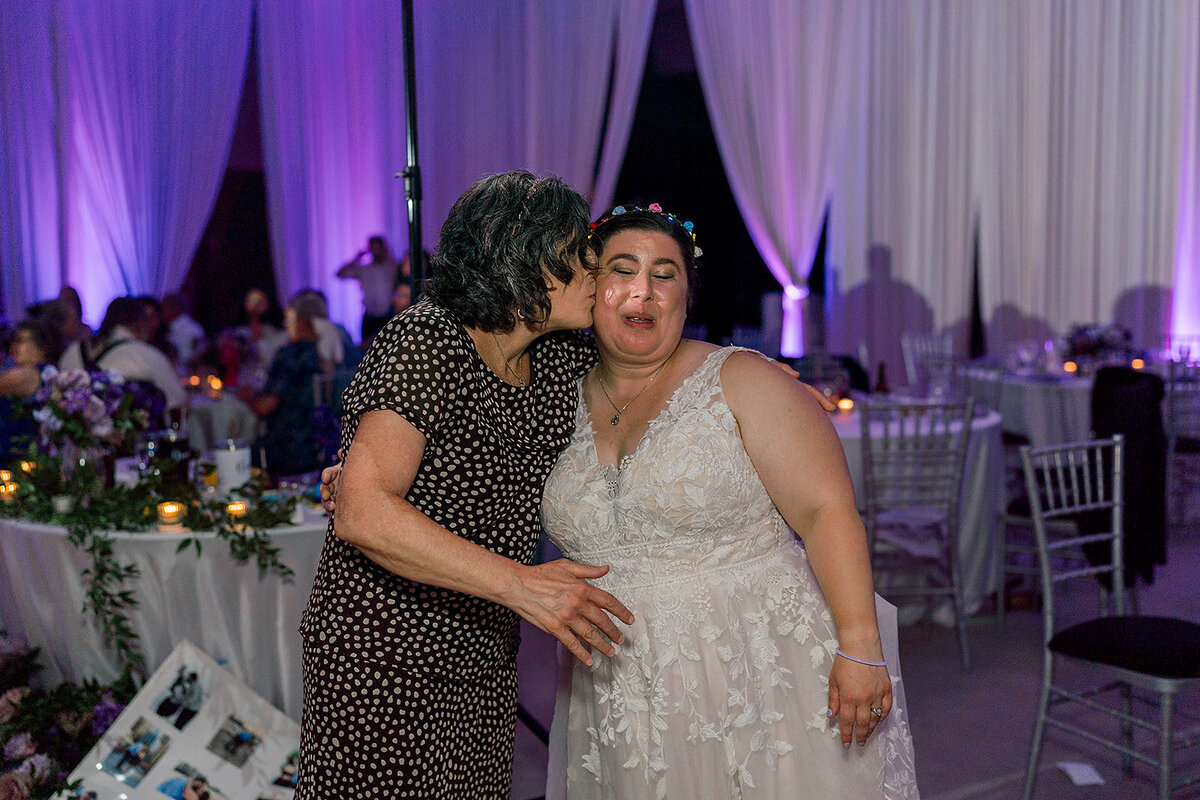 Eliana-Melmed-Photography-Chicago-LosAngeles-Jewish-WeddingPhotography-ElianaSklar-DanceFloor-00360