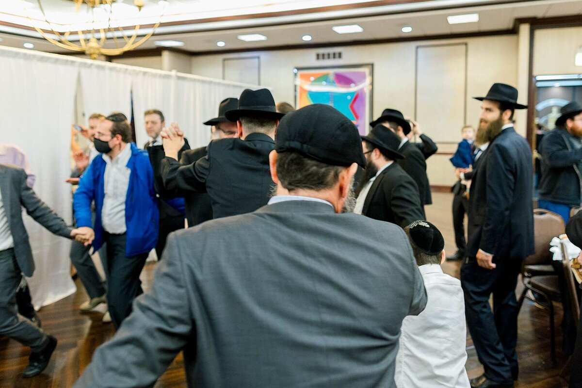 Eliana-Melmed-Photography-Chicago-LosAngeles-Jewish-WeddingPhotographer-CarmiKalman-MensDancing-00065