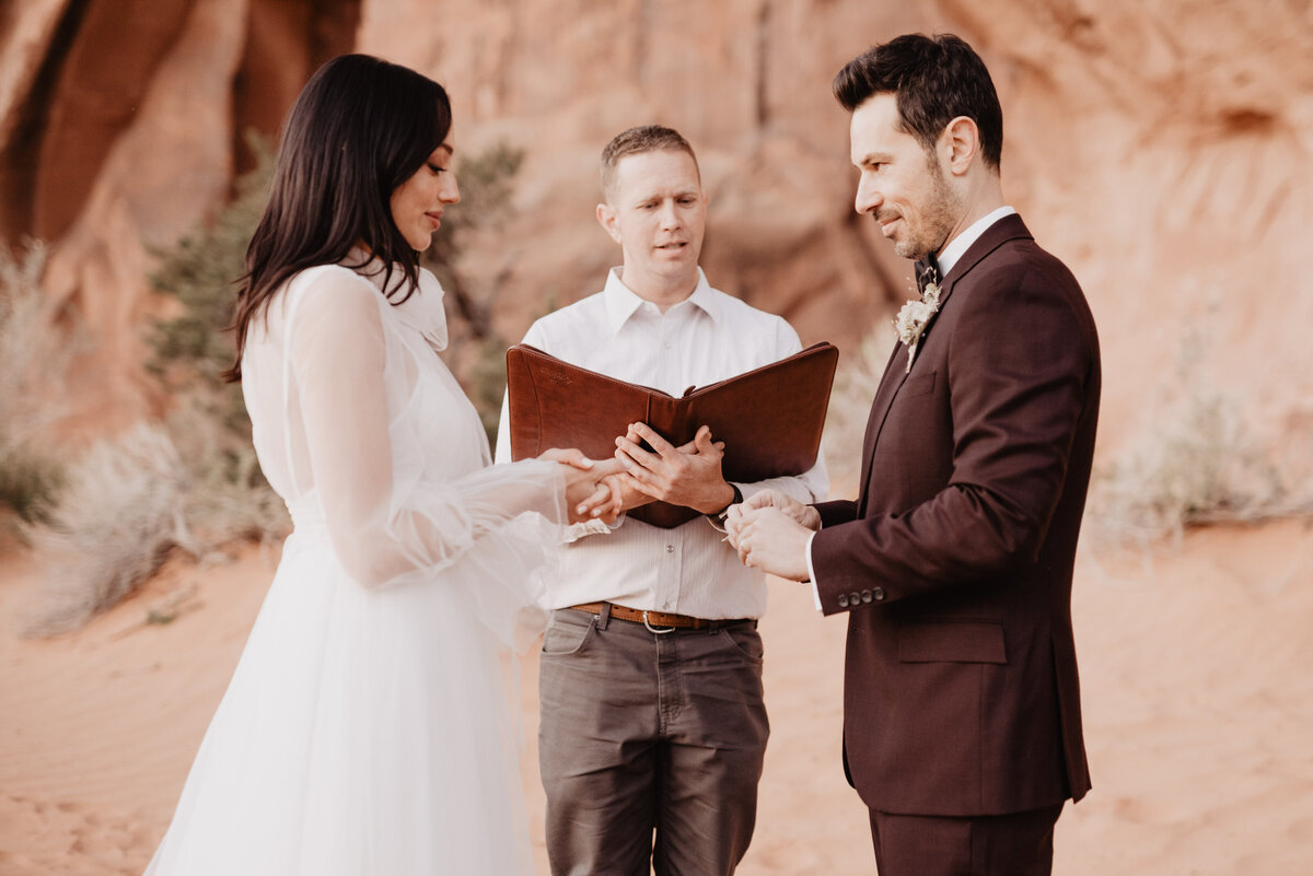 Utah elopement photographer captures private wedding ceremony at National Parks wedding