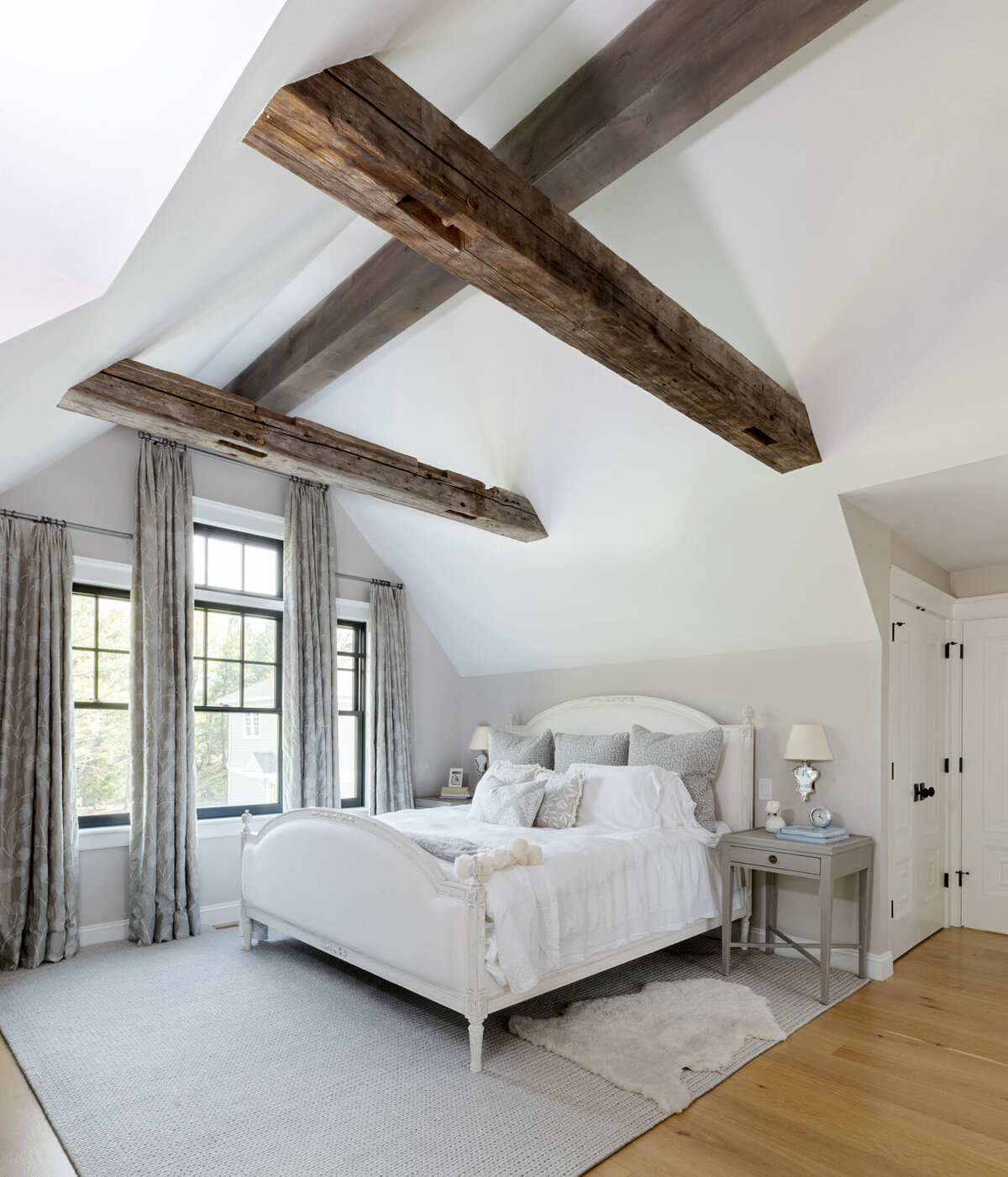 007-weathered-beam-vaulted-bedroom-ceiling